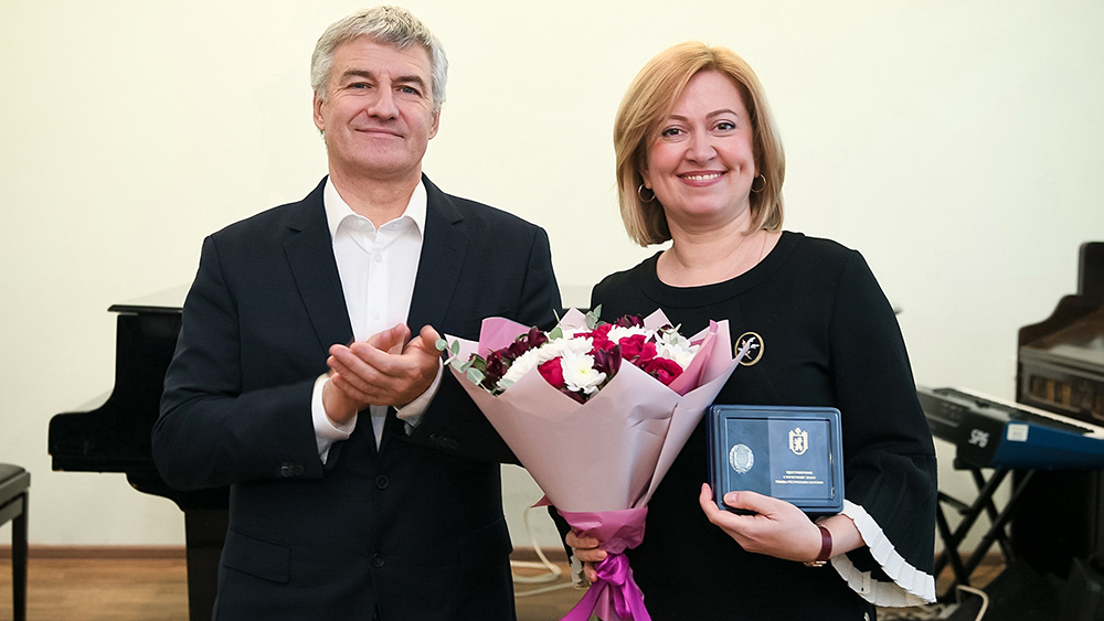 Парфенчиков вручил почетный знак за вклад в развитие Карелии директору филармонии Ирине Устиновой, которая уезжает в другой регион