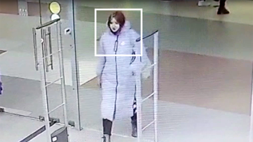 Полиция Петрозаводска просит помочь найти подозреваемую в краже девушку (ВИДЕО)