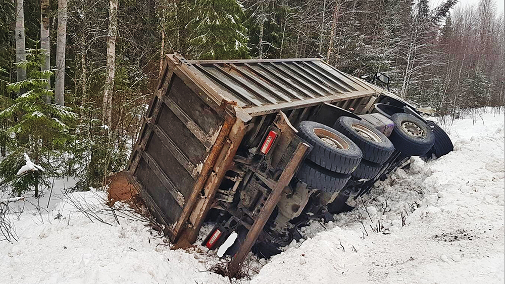 В ГИБДД сообщили подробности аварии с перевернувшимся грузовиком в Карелии (ФОТО)