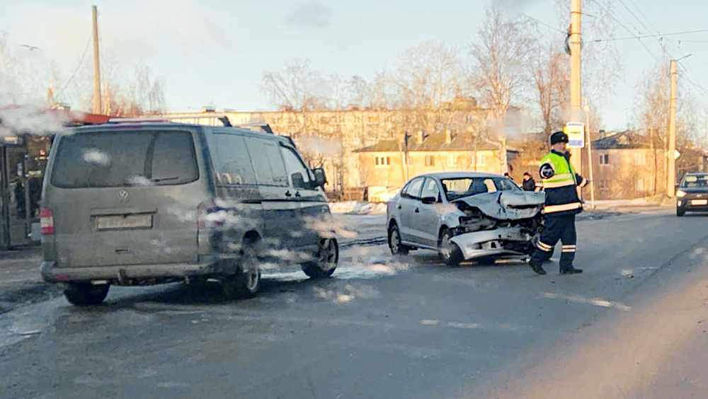 Жительница Петрозаводска пострадала в столкновении двух автомашин Volkswagen