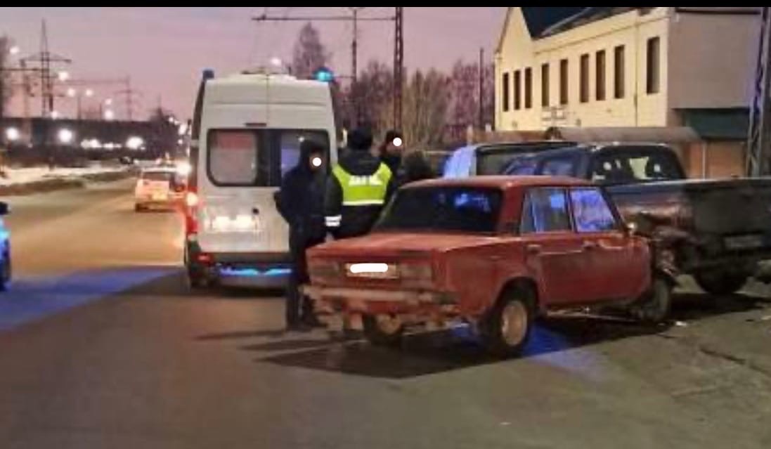 В Петрозаводске молодой водитель на «Жигулях» протаранил припаркованные иномарки