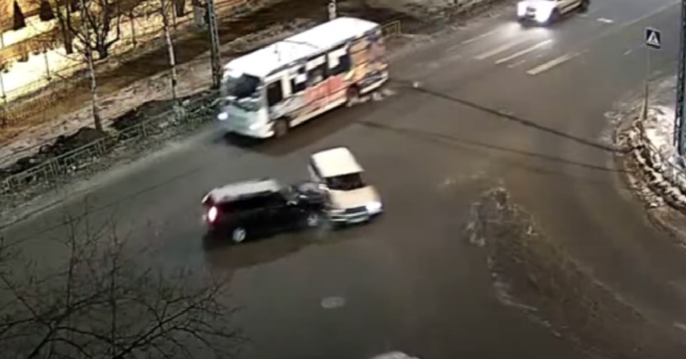 Две легковушки жестко столкнулись в центре Петрозаводска (ВИДЕО)
