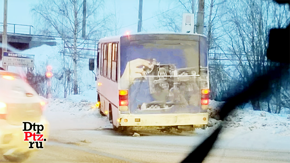 Пассажирский автобус ушел в сугроб с дороги в Петрозаводске (ВИДЕО)