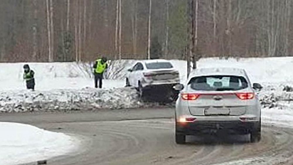 Водитель госпитализирован после того, как автомобиль взлетел на сугроб в Петрозаводске
