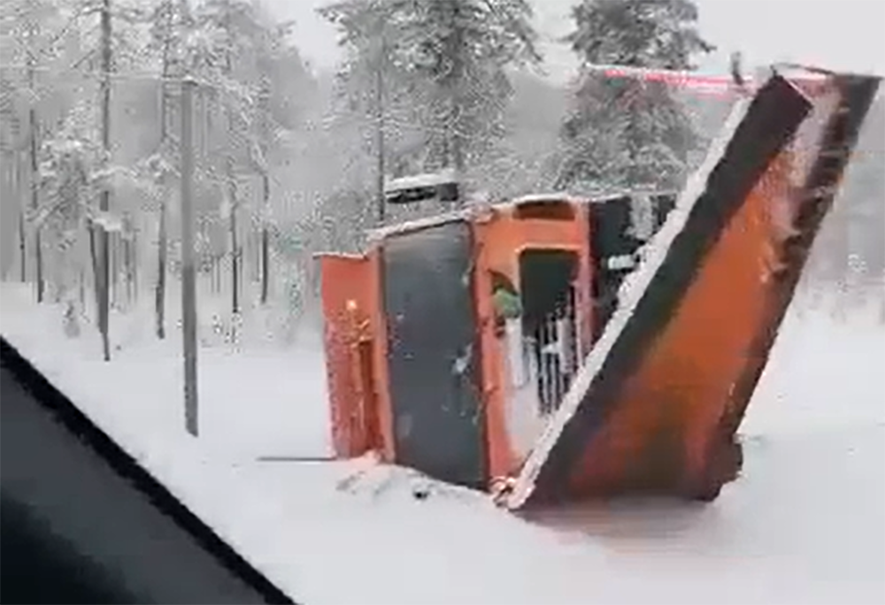 На севере Карелии попала в аварию снегоуборочная техника (ВИДЕО)