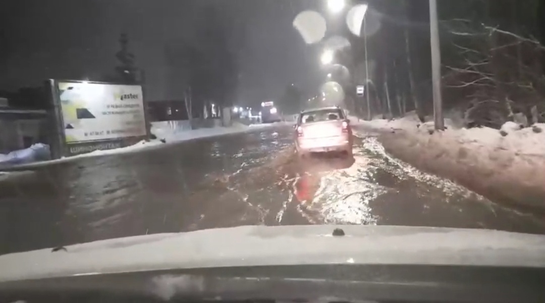 Проспект в Петрозаводске ушел под воду  (ВИДЕО)