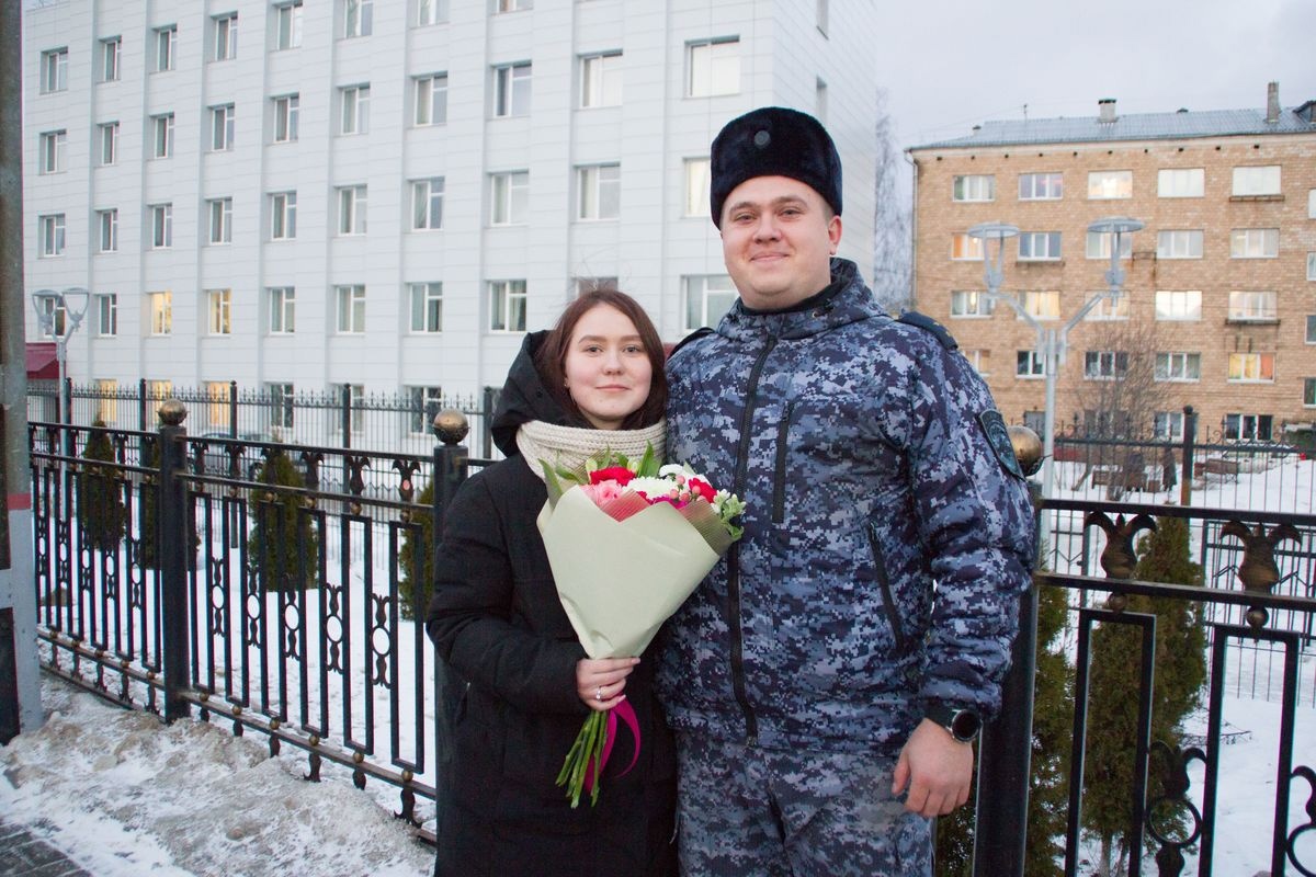 Вернувшийся с Северного Кавказа полицейский сделал своей девушке предложение прямо на вокзале Петрозаводска (ФОТО)