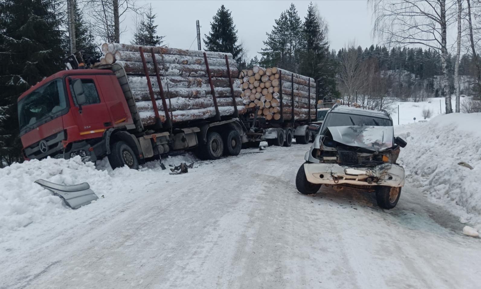 УАЗик врезался в лесовоз на трассе в Карелии
