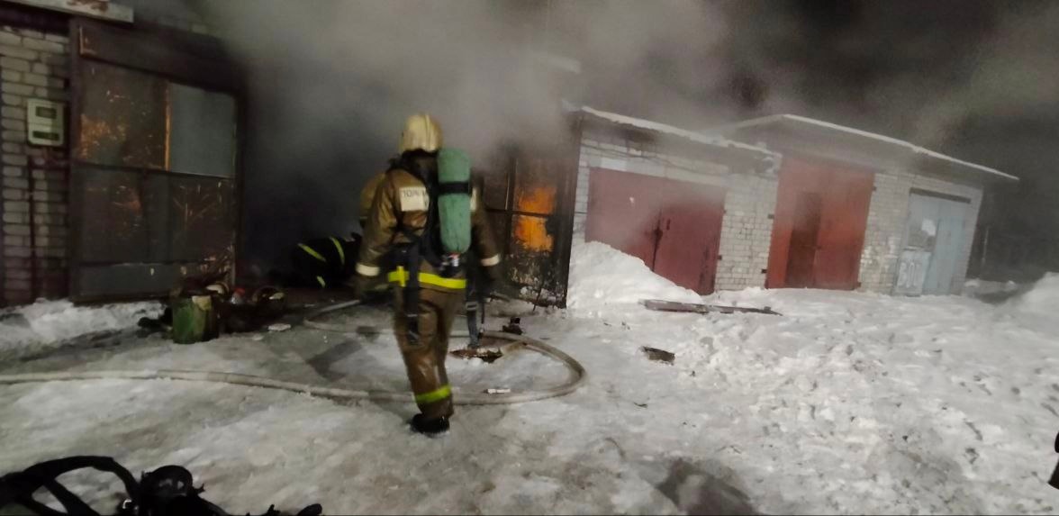 Пожарные три часа тушили гараж в райцентре Карелии (ФОТО)