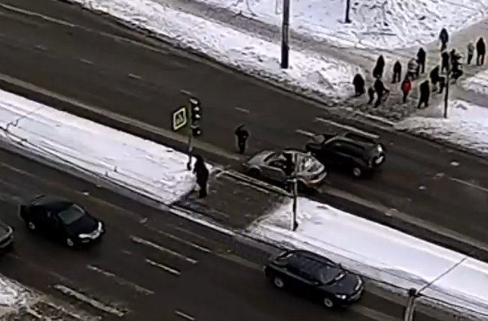Опубликовано видео, как в Петрозаводске пешеход попал под машину, а потом заплатил водителю