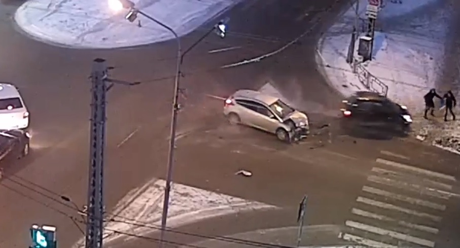 Иномарку после серьезного ДТП отбросило на пешеходов в Петрозаводске (ВИДЕО)