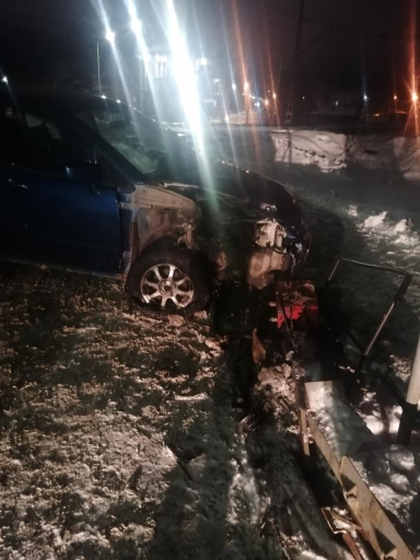 Водитель в Петрозаводске разбил свой Suzuki о железнодорожное ограждение (ФОТО)