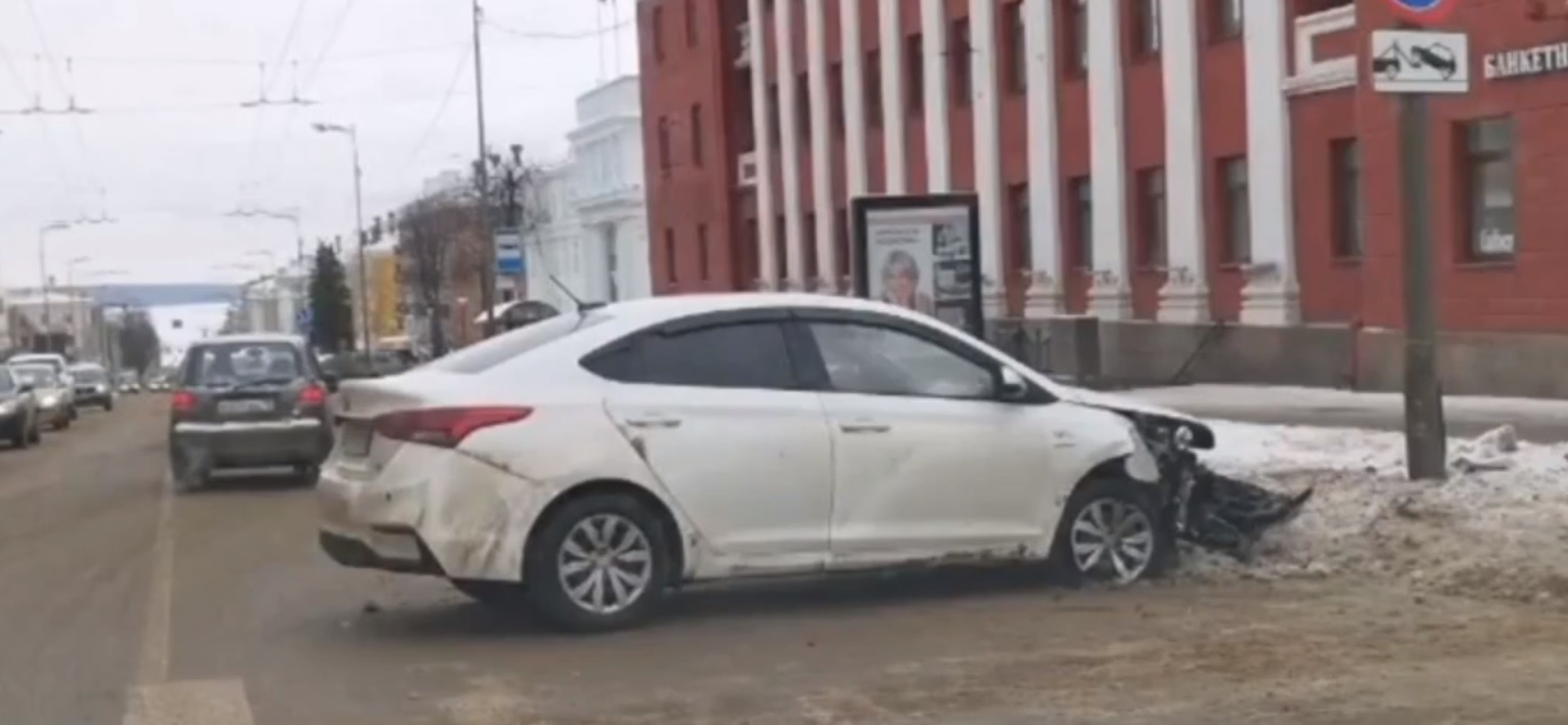 В Петрозаводске водитель отправил свою иномарку в столб у гостиницы «Северная» (ВИДЕО)