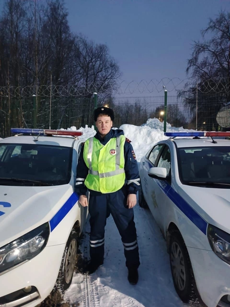В Карелии дорожный полицейский помог на трассе водителю из Ленобласти, пробившему два колеса