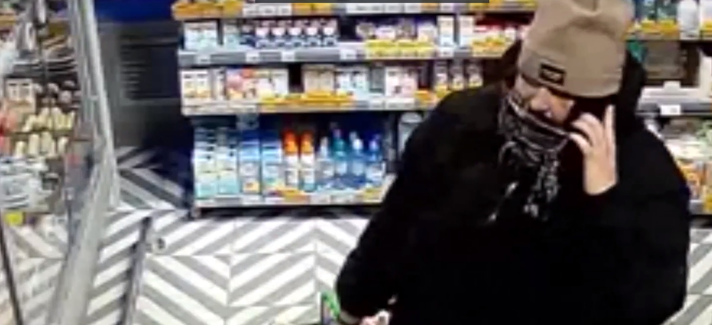 Полиция Петрозаводска просит помочь в поиске подозреваемой в магазинной краже (ВИДЕО)
