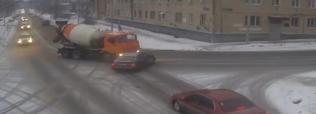 Водитель легковушки рискнул не пропустить бетономешалку в Петрозаводске (ВИДЕО)
