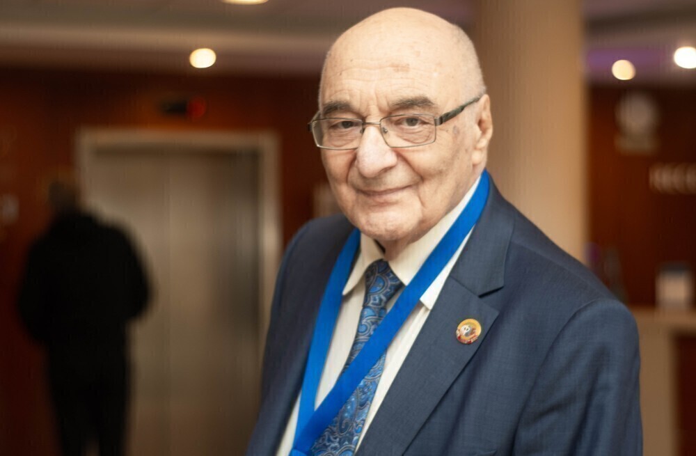 «Совершенствуйся, пока живешь»: глава Карелии поздравил с 92-летием врача Анатолия Зильбера