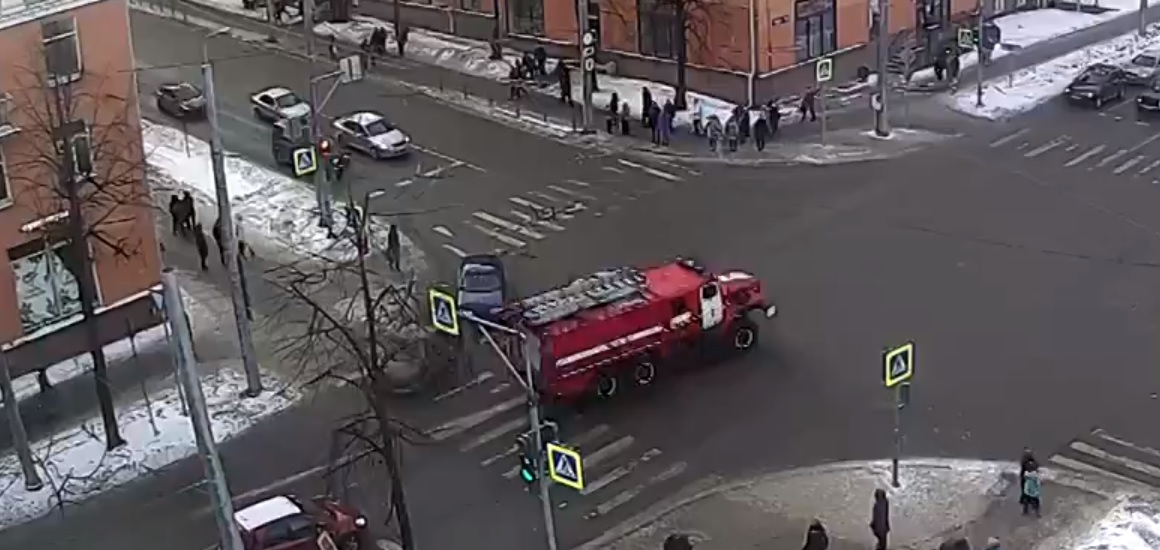 Две легковушки столкнулись в центре Петрозаводска, пропуская пожарную машину (ВИДЕО)
