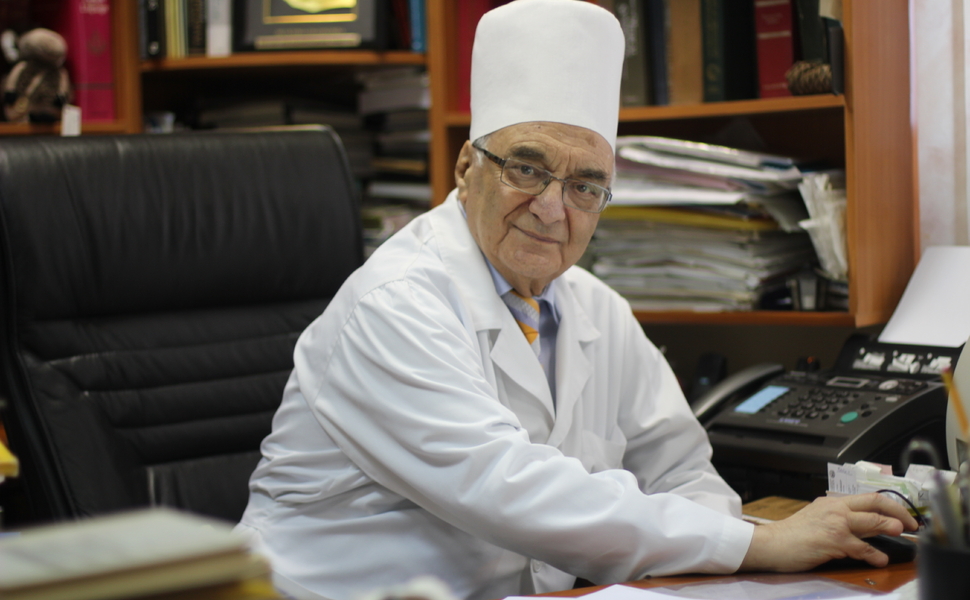 «Пусть веселится, лапца-дрица»: спикер Заксобрания Карелии поздравил с 92-летием ученого и врача Анатолия Зильбера