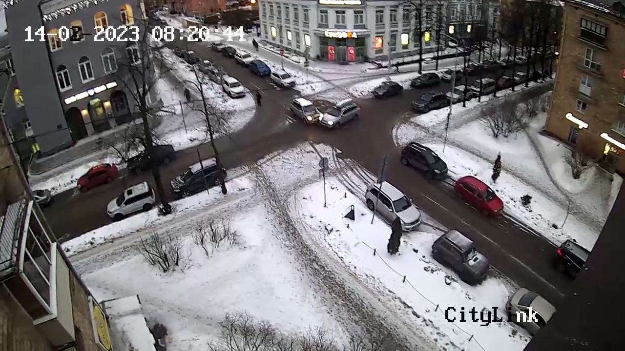 Автомобили столкнулись посреди перекрестка в самом центре Петрозаводска (ВИДЕО)