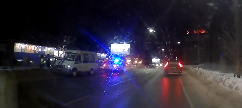 Водитель на иномарке вылетел с дороги в Петрозаводске и насмерть сбил мужчину, который шел по тропинке (ВИДЕО)