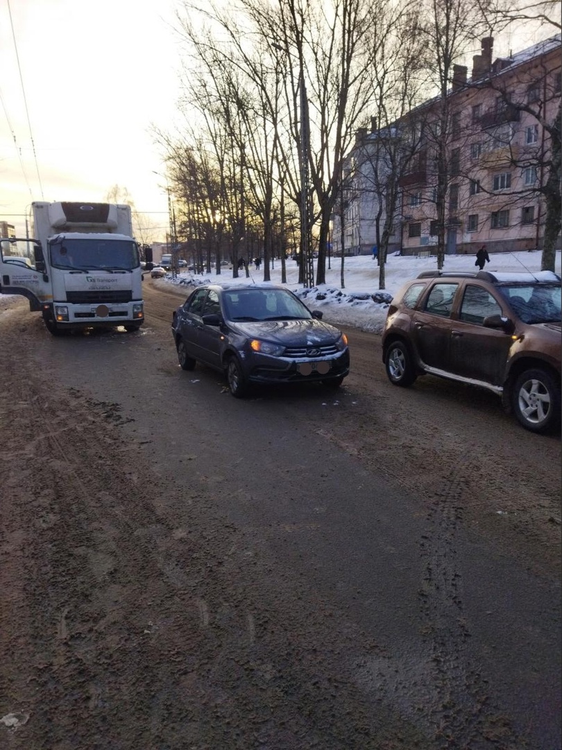 В ГИБДД рассказали подробности аварии в Петрозаводске, где грузовик протаранил легковушку (ФОТО)