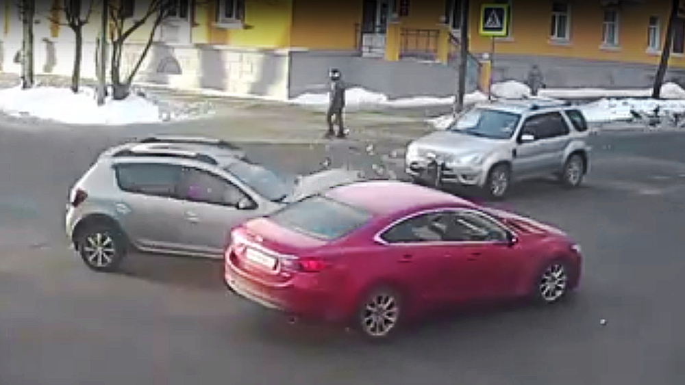 Два автомобиля разбились в аварии в центре Петрозаводска (ФОТО и ВИДЕО)