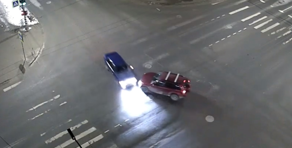 Два встречных автомобиля умудрились столкнуться на пустынном перекрестке в Петрозаводске (ВИДЕО)