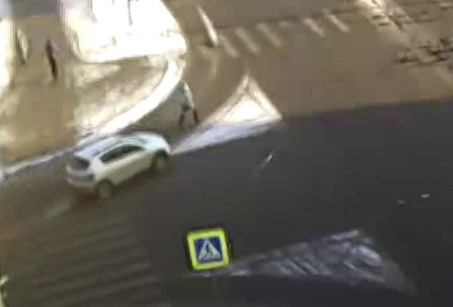 Опубликовано видео ДТП в Петрозаводске, в котором иномарка сбила пешехода