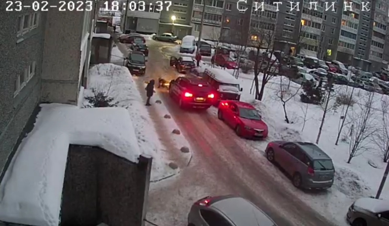 Пешеход  влетел головой в бордюр после ДТП во дворе на Древлянке в Петрозаводске (ВИДЕО)