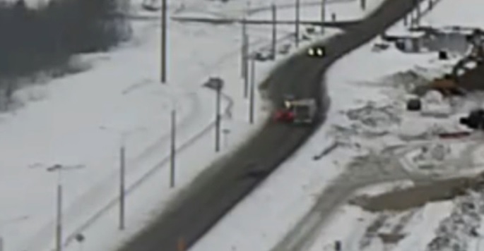 ДТП после опасного обгона рядом с маршруткой в Петрозаводске зафиксировала камера видеонаблюдения 