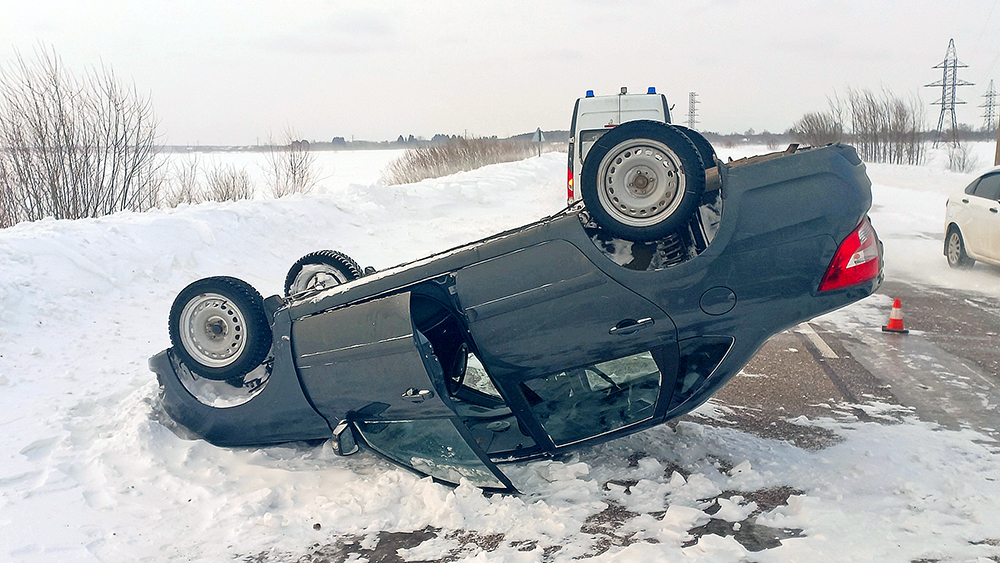 Пожилой водитель положил автомобиль на крышу на дороге в районе Карелии (ФОТО)