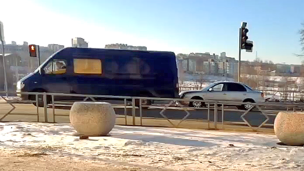 Два автомобиля и один пешеход не поделили проспект в центре Петрозаводска (ВИДЕО)