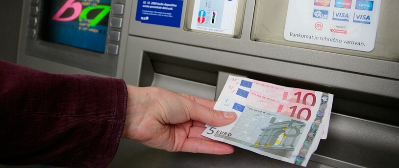 Ограничения на снятие валюты в банках и перевод средств за границу будут продлены