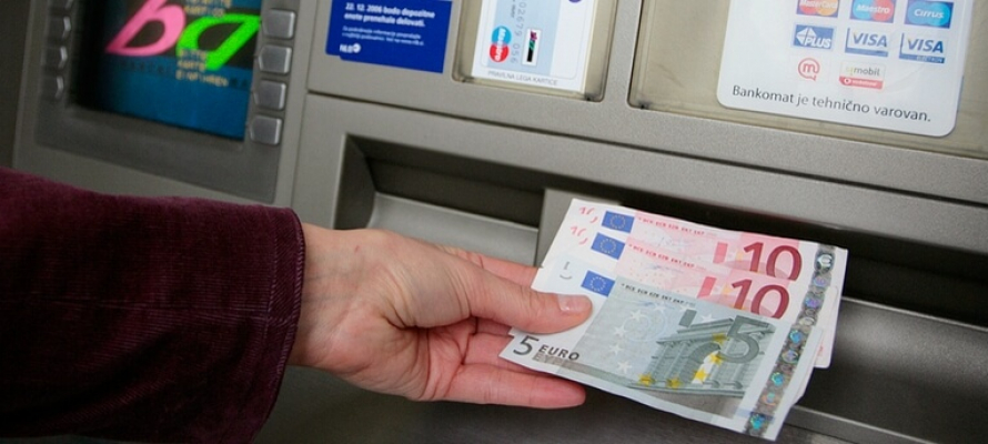 Снятие валюты со счетов. Банкомат с валютой. Банкомат евро. Доллары в банкомате. Как выглядит валютный Банкомат.