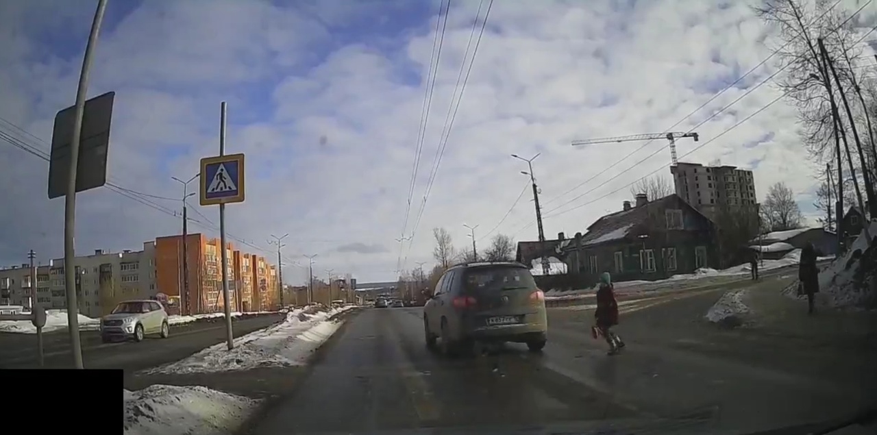 Автомобиль чуть не сбил ребенка на пешеходном переходе в Петрозаводске (ВИДЕО)