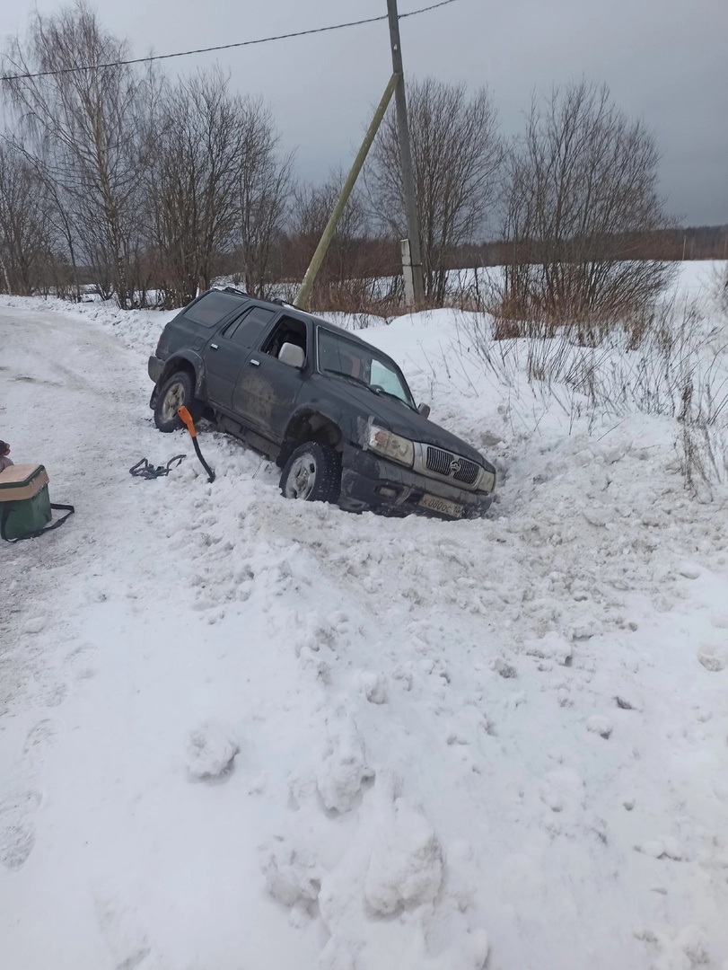 «Подсыпка бы не помешала»: очевидец сообщил о вылетевшем в кювет автомобиле в Карелии (ФОТО)