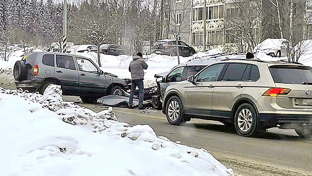 Два автомобиля столкнулись на оживленной улице в Петрозаводске