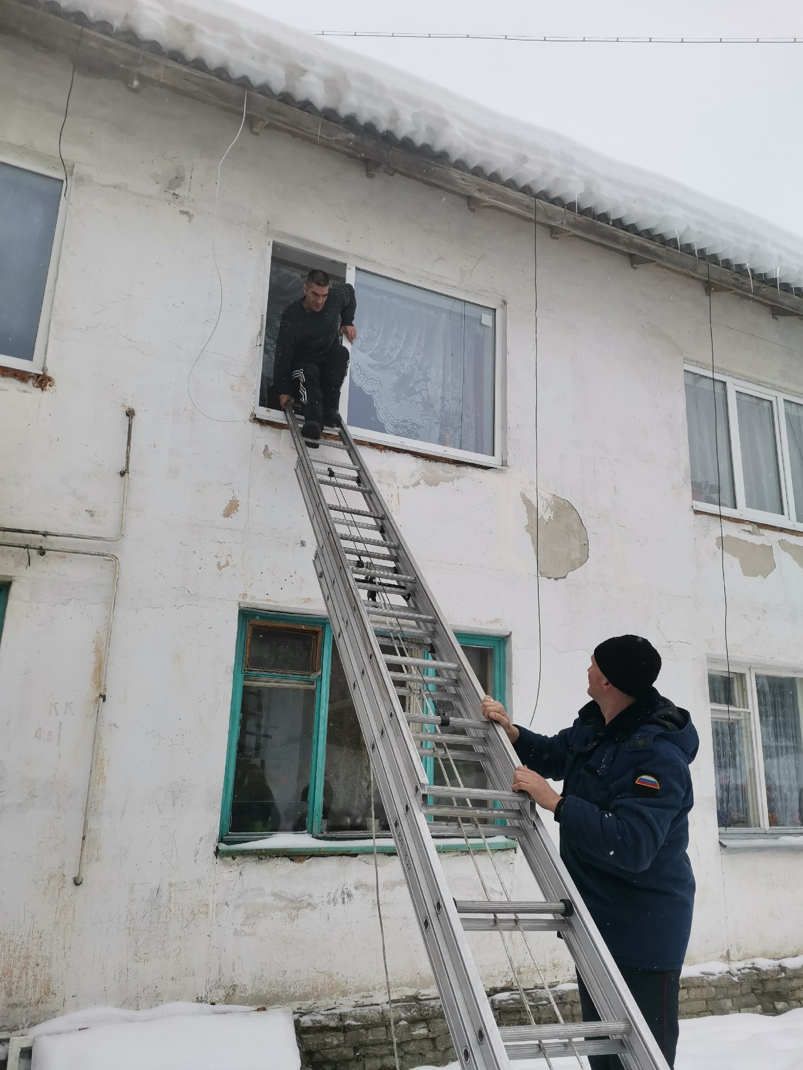 Спасатели массово эвакуировали жильцов загоревшегося дома в центральной Карелии (ФОТО)