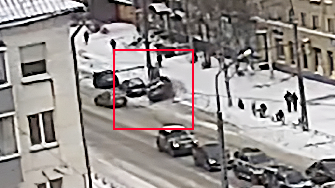 Водитель в Петрозаводске отправил свое авто в сугроб, чтобы избежать столкновения (ВИДЕО)