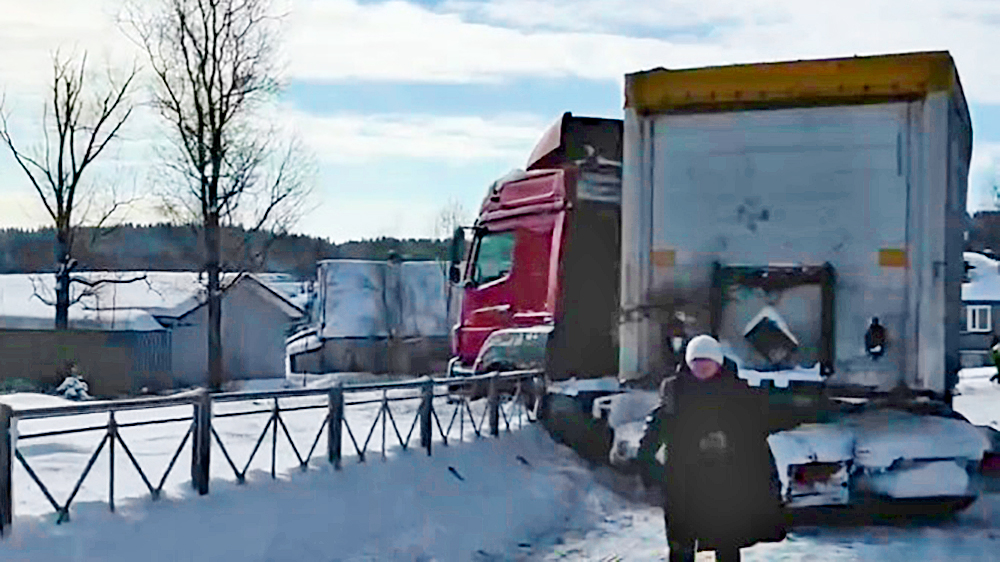 Автопоезд пробил ограждение в райцентре на юге Карелии после сильного снегопада (ВИДЕО)