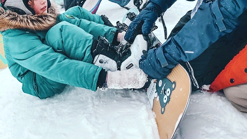 В районе Карелии профессионалы бесплатно учат детей кататься на сноуборде