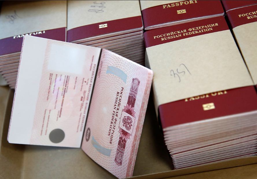 Россияне вновь смогут получать биометрические загранпаспорта