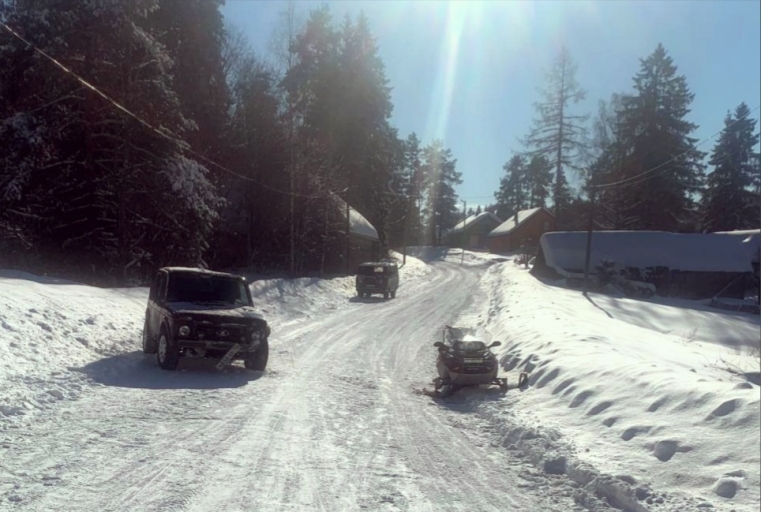 Снегоход и внедорожник лоб в лоб столкнулись в поселке Карелии – один человек госпитализирован