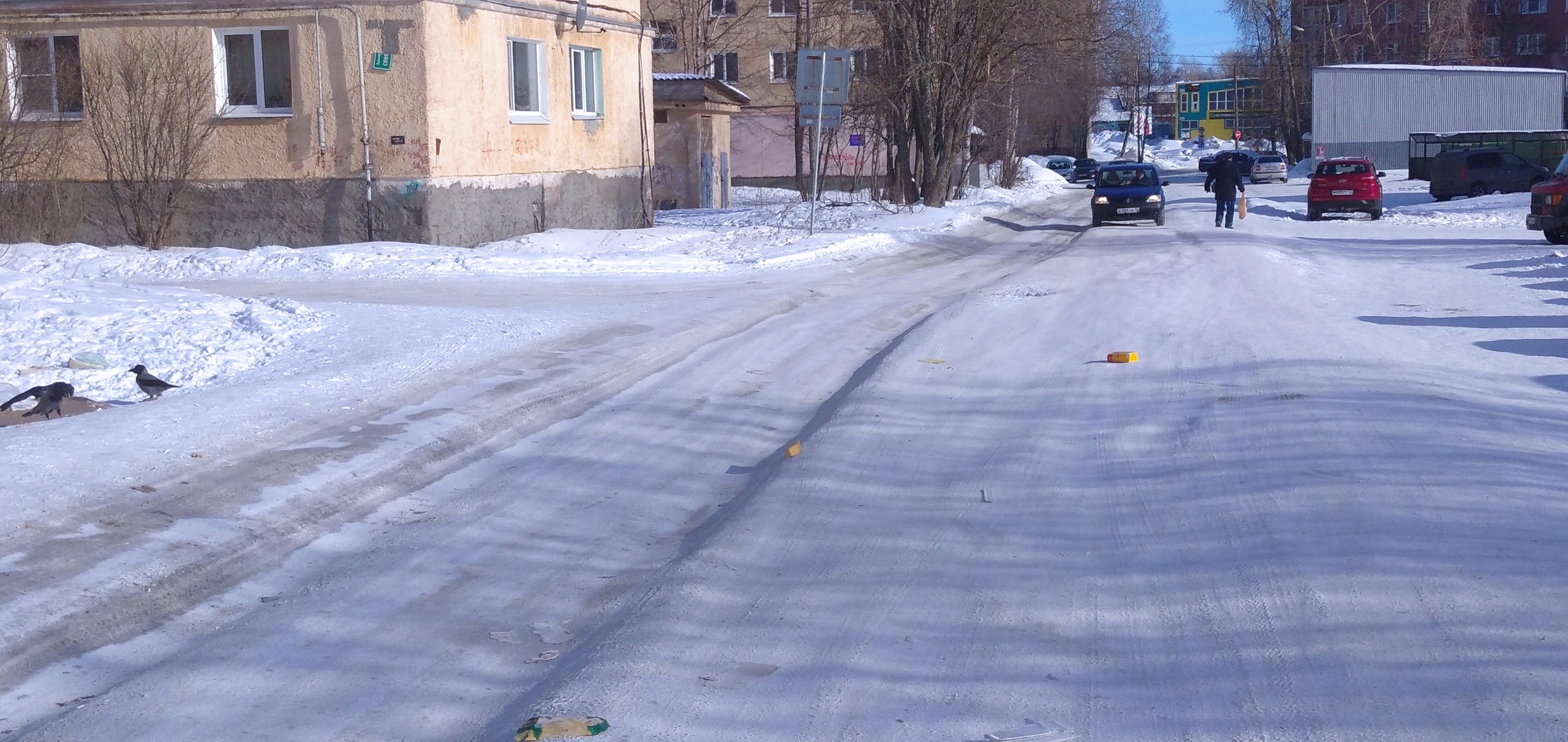 Водители просят власти Сегежского района Карелии почистить дорогу, похожую на бобслейную трассу