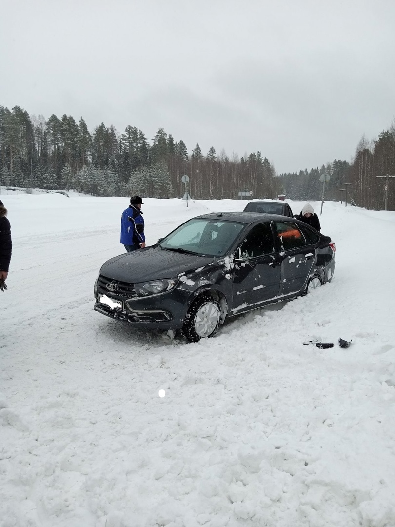 Автомобиль вылетел с трассы в Карелии, два человека пострадали