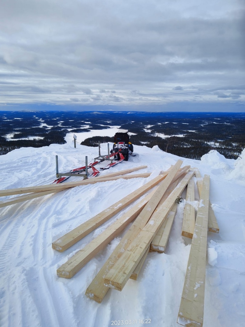 На вершину горы в Карелии на снегоходах завезли стройматериалы (ФОТО)