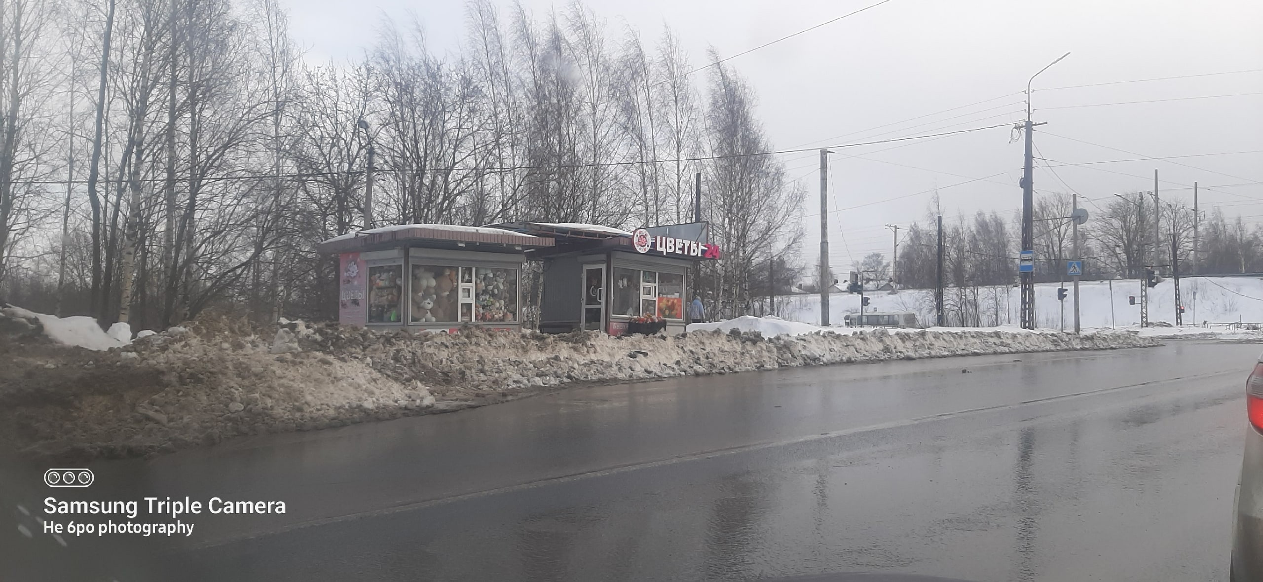 Жителей Петрозаводска возмутил огромный сугроб, перегородивший выход с остановки (ФОТОФАКТ)