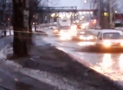 Оттепель превратила улицу в Петрозаводске в настоящую реку (ВИДЕО)