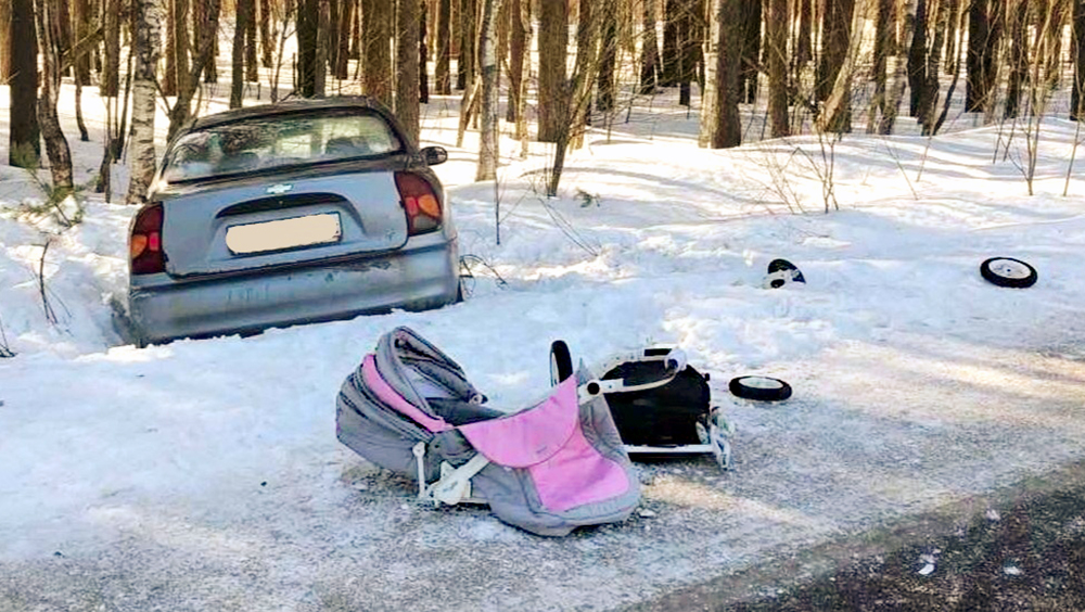 На юге Карелии автомобиль сбил молодую маму с младенцем в коляске